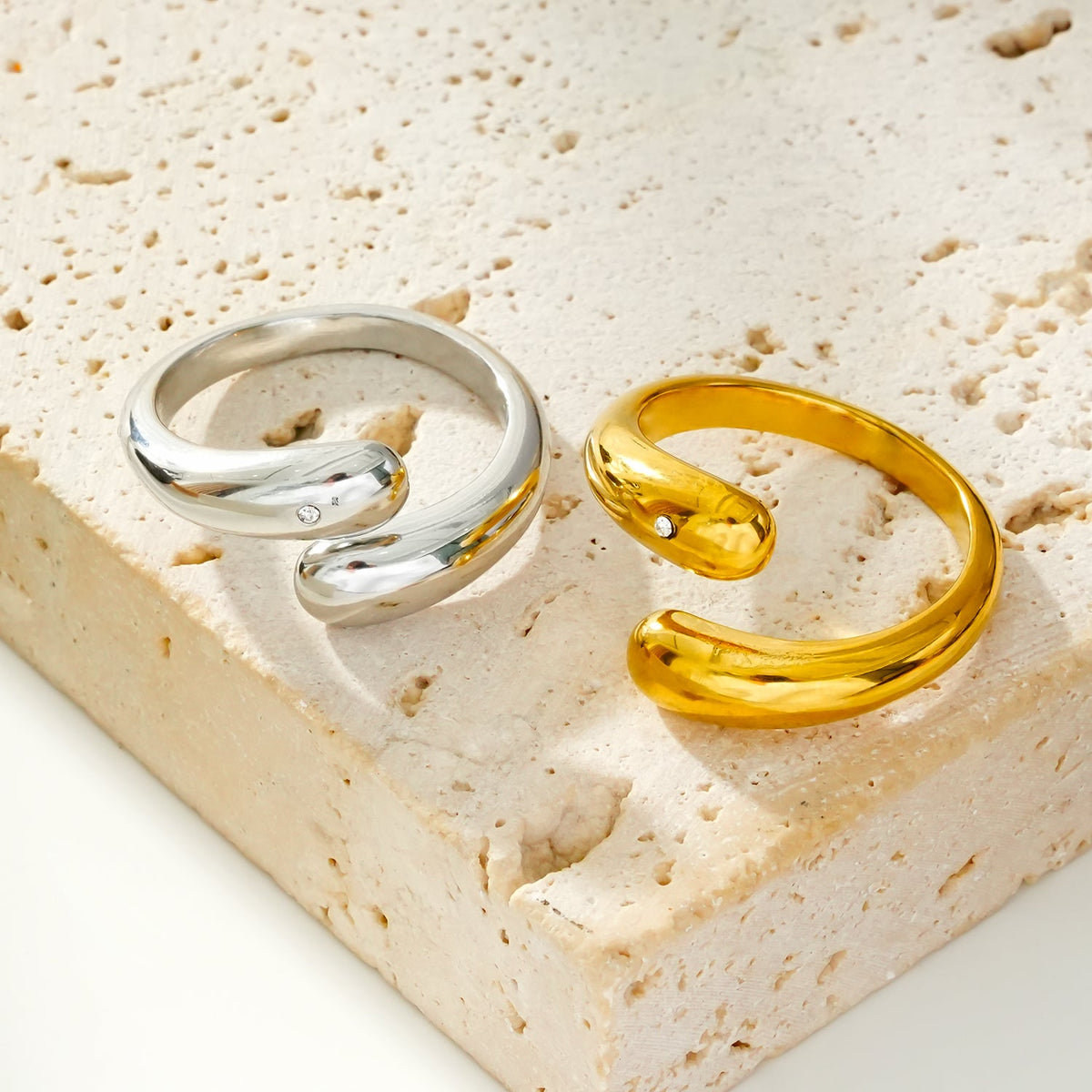 Garuva Solitaire Gold Ring
